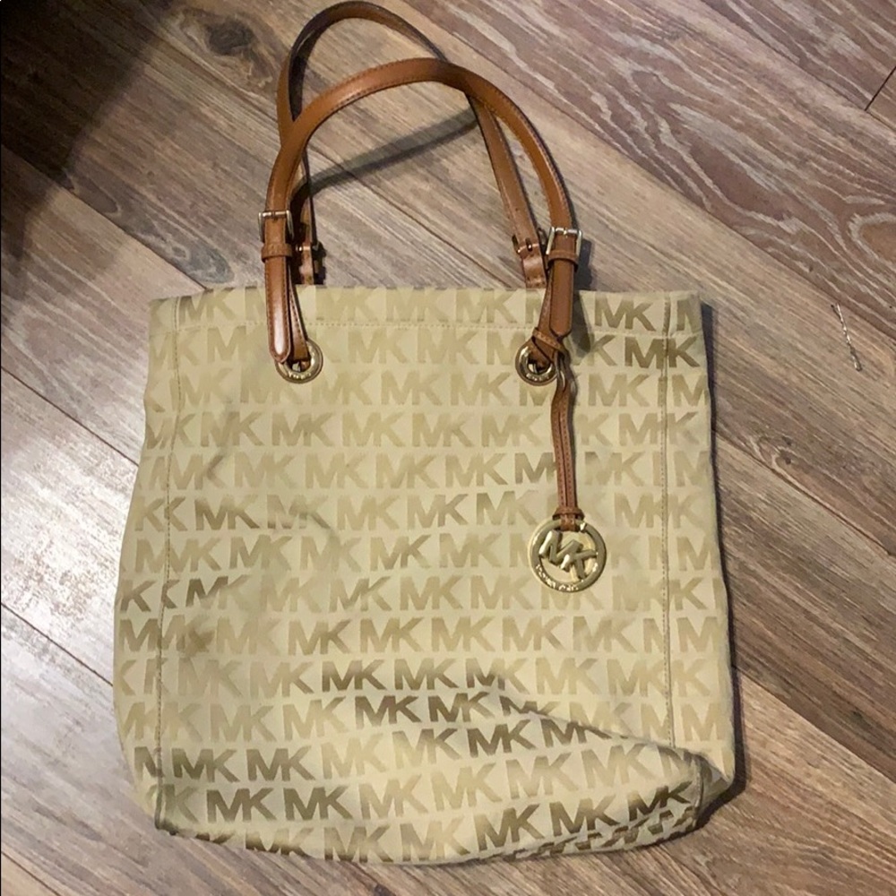 Micheal Kors purse